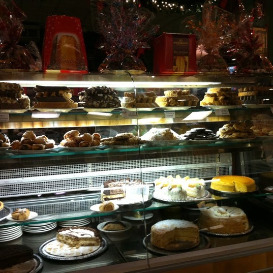 Foto diambil di Marzullo&#39;s Restaurant, Café &amp; Caterers oleh Azie S. pada 12/5/2012