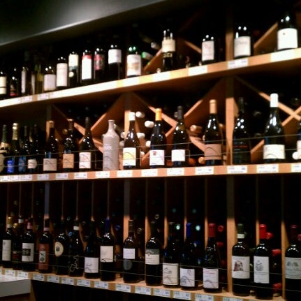 Снимок сделан в The Grove Wine Bar &amp; Kitchen - West Lake пользователем Jeremy B. 1/24/2013