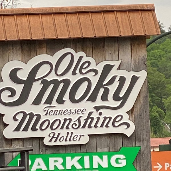 รูปภาพถ่ายที่ Ole Smoky Moonshine Distillery โดย Rod เมื่อ 5/20/2020