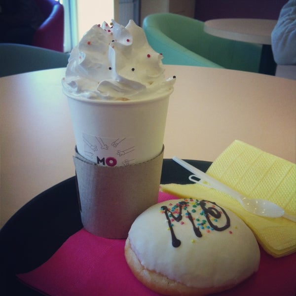 รูปภาพถ่ายที่ MO Donuts &amp; Coffee โดย Sophie K. เมื่อ 4/13/2013