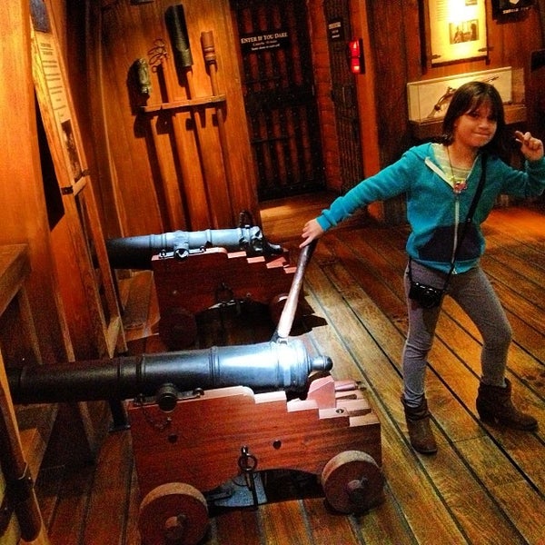 รูปภาพถ่ายที่ St. Augustine Pirate and Treasure Museum โดย Manny R. เมื่อ 11/26/2013