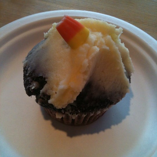 Das Foto wurde bei Burgers &amp; Cupcakes von Alyson G. am 10/12/2012 aufgenommen