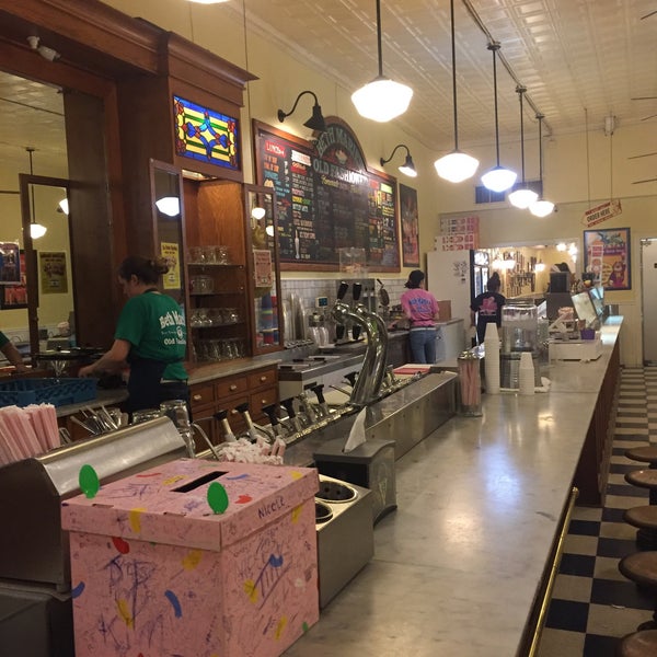 Photo taken at Beth Marie&#39;s Old Fashioned Ice Cream &amp; Soda Fountain by César A. on 5/15/2018