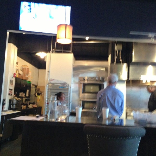 Photo prise au M. Restaurant and Bar par Bill F. le8/31/2013