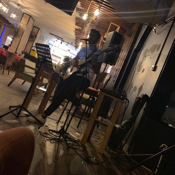 Photo prise au Quasis Plus Cafe &amp; Hookah par عومرر .. le8/4/2019