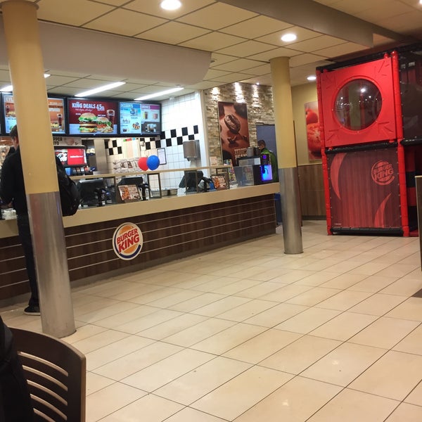รูปภาพถ่ายที่ Burger King โดย Cumhur Ö. เมื่อ 10/19/2015