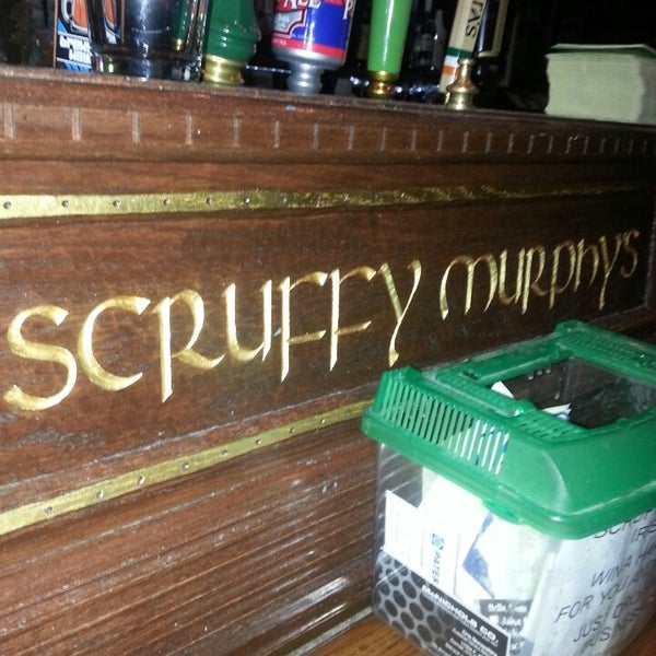 Снимок сделан в Scruffy Murphy&#39;s Irish Pub пользователем Pablo L. 6/12/2014