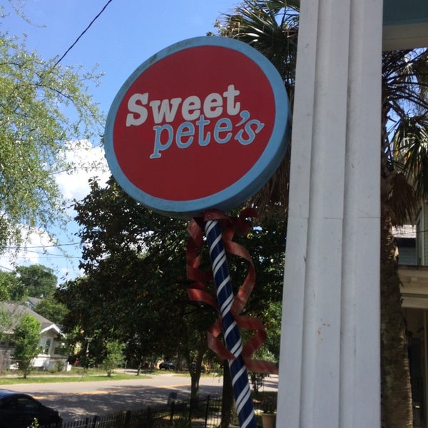 Foto tirada no(a) Sweet Pete&#39;s- Pure, Simple Sweets por Kerry W. em 5/13/2014