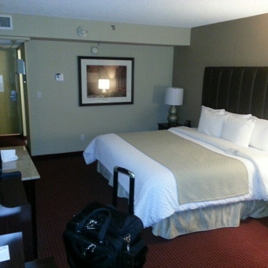 Foto diambil di Embassy Suites by Hilton West Palm Beach Central oleh Shaun pada 11/28/2012