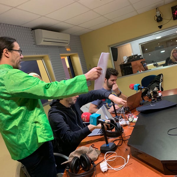 รูปภาพถ่ายที่ Tarragona Radio 96,7FM โดย David S. เมื่อ 2/24/2019