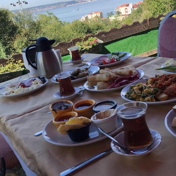 Снимок сделан в Taşlıhan Restaurant пользователем Murat K 9/23/2018