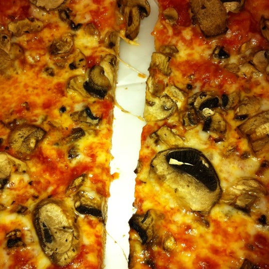 Photo prise au Kaimuki&#39;s Boston Style Pizza par Gee H. le12/14/2012