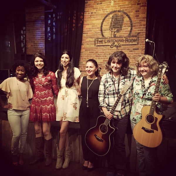 Foto tirada no(a) The Listening Room Cafe por Katie G. em 7/10/2015