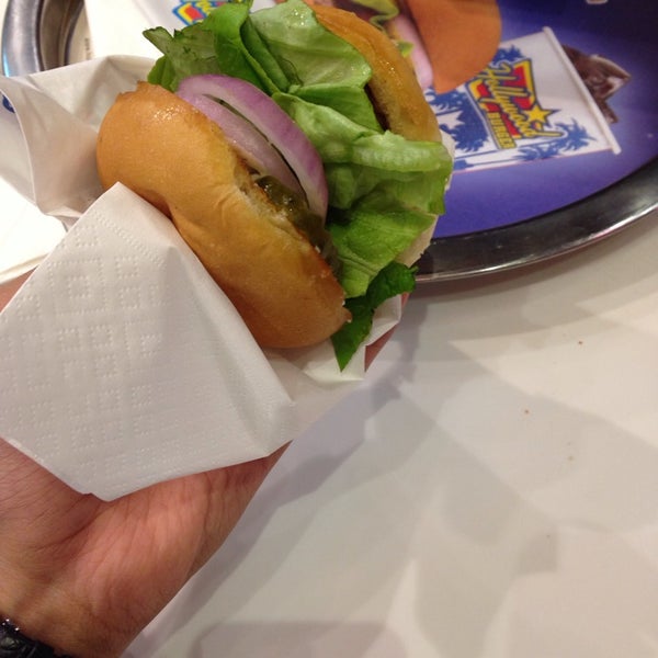 Das Foto wurde bei Hollywood Burger هوليوود برجر von Ghadah A. am 4/28/2014 aufgenommen