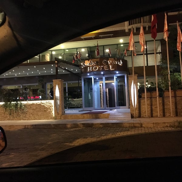 รูปภาพถ่ายที่ Saadet Grand Hotel โดย Umut B. เมื่อ 5/22/2017