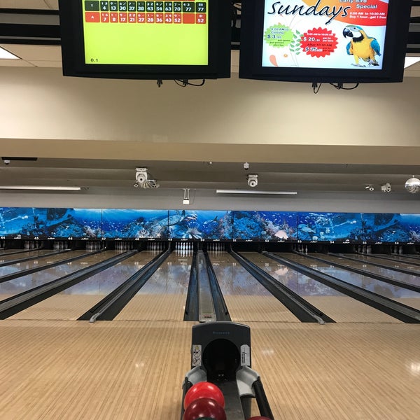 Foto tomada en Bird Bowl Bowling Center  por aisha a. el 2/5/2018