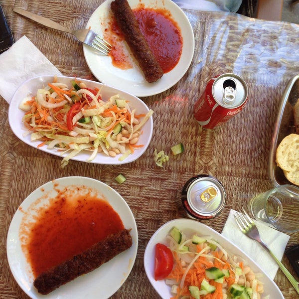 Снимок сделан в kol köfte tarihi Sofram Restaurant ( Fethi Baba&#39;nın Yeri) пользователем Yavuz S. 5/10/2015