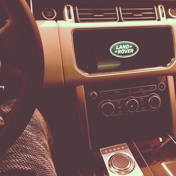 Снимок сделан в Jaguar Land Rover Boutique пользователем Masha ∞ W. 12/7/2014
