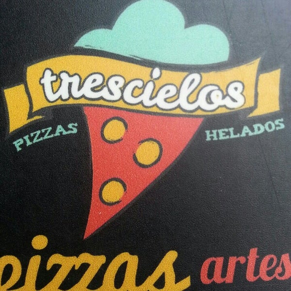 Das Foto wurde bei Trescielos Pizzas y Helados von leslie am 11/27/2015 aufgenommen