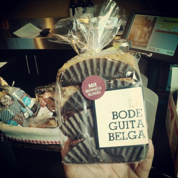 Siempre hay brownies de La Bodeguita Belga. Ñam.
