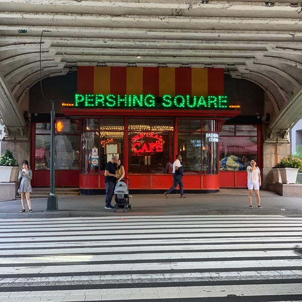 รูปภาพถ่ายที่ Pershing Square Café โดย Mark K. เมื่อ 9/21/2019
