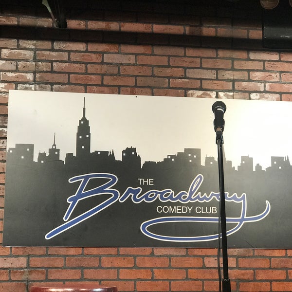 รูปภาพถ่ายที่ Broadway Comedy Club โดย Mark K. เมื่อ 9/2/2018