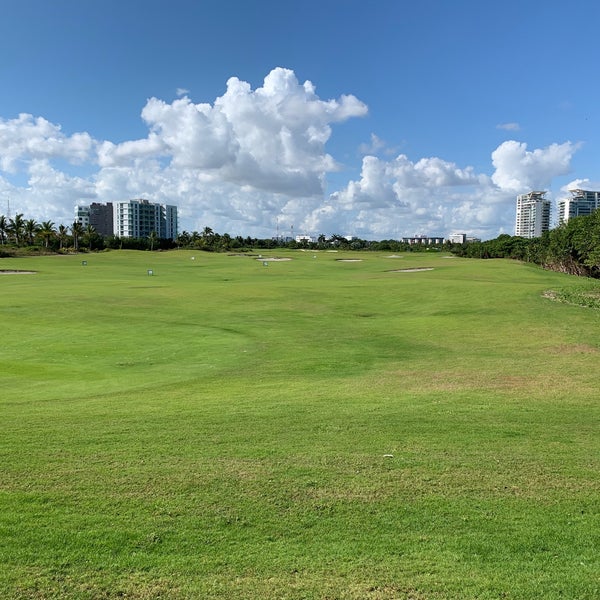 Foto tirada no(a) Puerto Cancún Golf Club por Mark K. em 1/13/2019