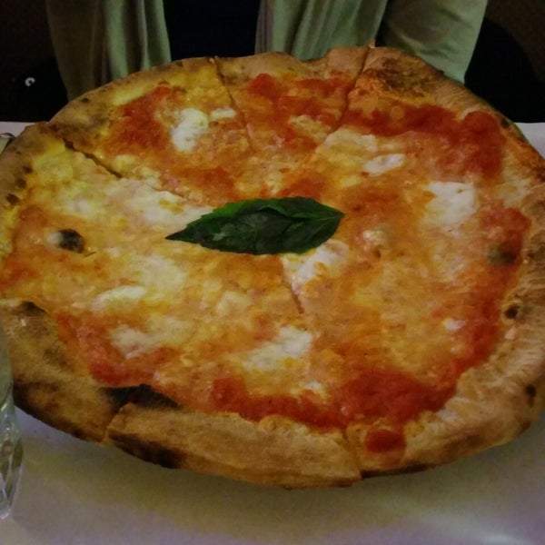 Снимок сделан в Pachino Pizzeria пользователем Jade F. 1/3/2015