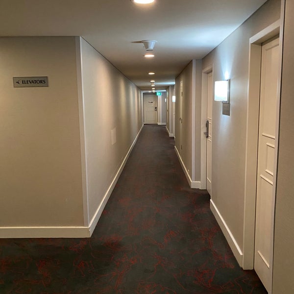 Foto diambil di Sydney Harbour Marriott Hotel at Circular Quay oleh Peter B. pada 11/5/2019