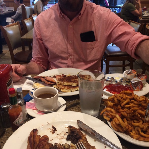 6/7/2015にBritt B.がGracie Mews Dinerで撮った写真