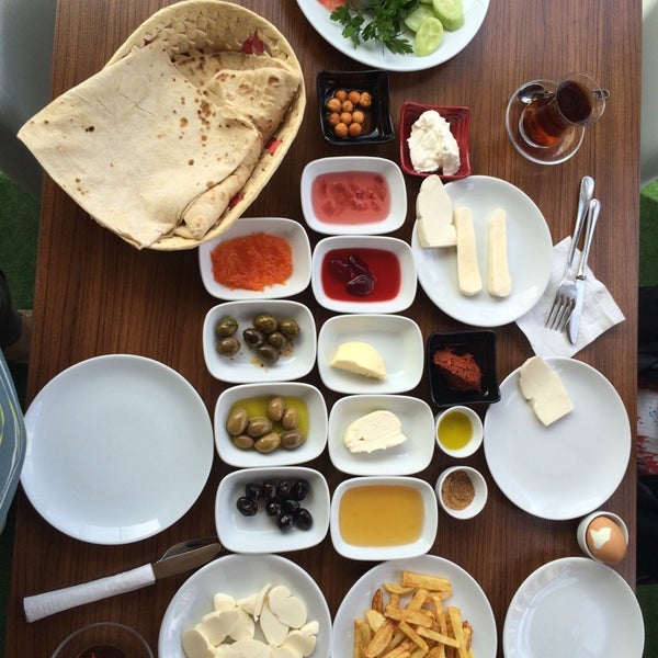Photo taken at Çilesiz Kahvalti Salonu by Emrah K. on 5/14/2014