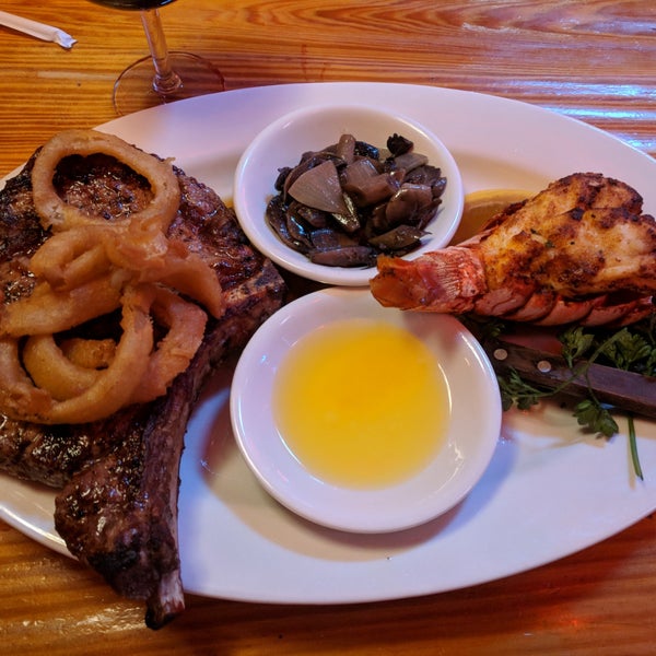 Foto scattata a Sammy&#39;s Fish Box Restaurant da Tess il 5/31/2018