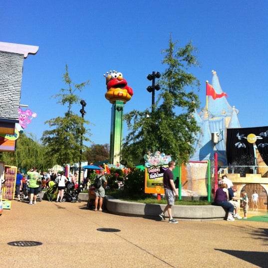 10/6/2012 tarihinde Pamela M.ziyaretçi tarafından Sesame Street Forest of Fun'de çekilen fotoğraf