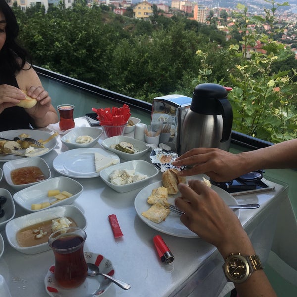 Das Foto wurde bei Teras Restaurant von Şehnaz İ. am 7/29/2018 aufgenommen