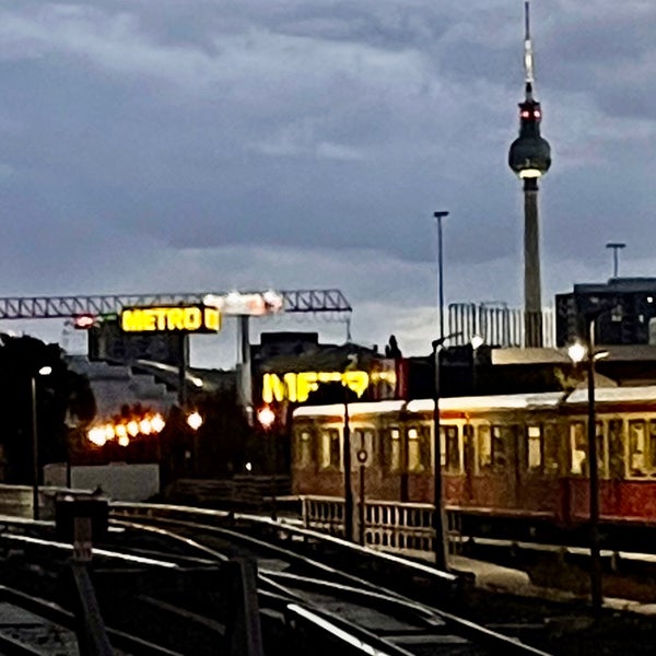 รูปภาพถ่ายที่ S Warschauer Straße โดย ERAKU . เมื่อ 5/27/2022