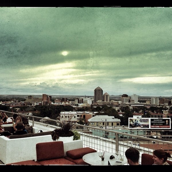 8/15/2014 tarihinde Rick T.ziyaretçi tarafından Apothecary Lounge &amp; Rooftop Club'de çekilen fotoğraf