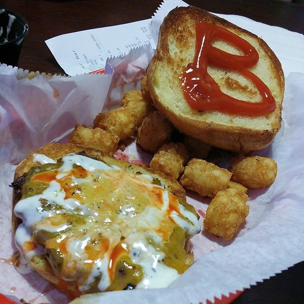Das Foto wurde bei Beth&#39;s Burger Bar von @jenvargas . am 10/25/2014 aufgenommen