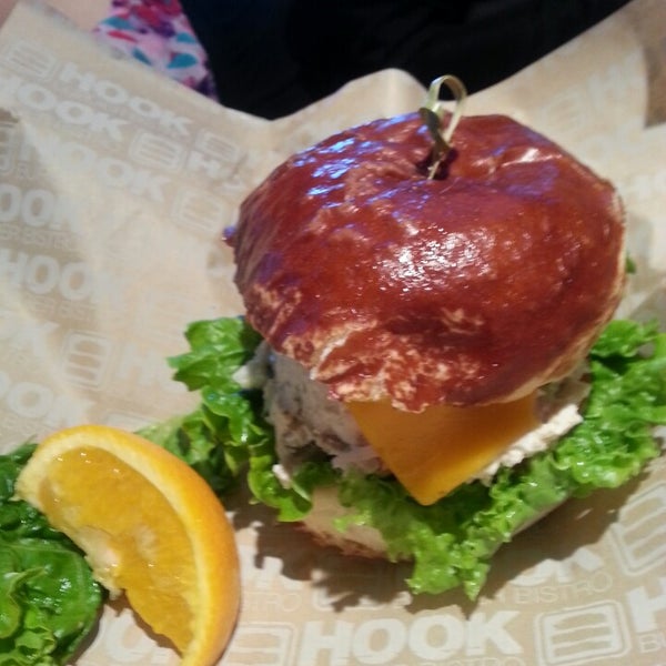 Foto scattata a Hook Burger Bistro da Dave S. il 6/16/2014
