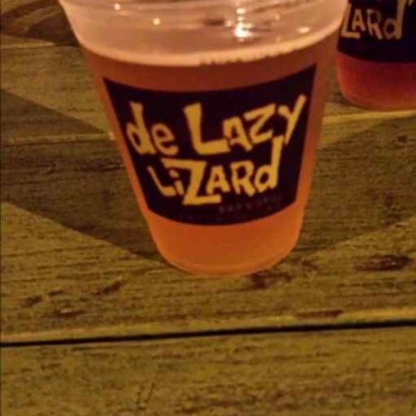 Foto tomada en De Lazy Lizard Bar &amp; Grill  por Ari S. el 8/30/2013