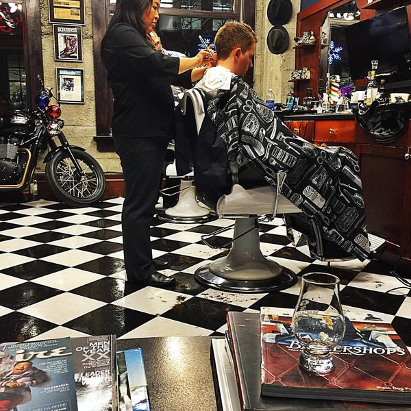 12/8/2015 tarihinde Barber B.ziyaretçi tarafından Farzad&#39;s Barber Shop'de çekilen fotoğraf