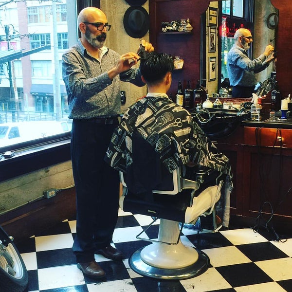 3/2/2016にBarber B.がFarzad&#39;s Barber Shopで撮った写真