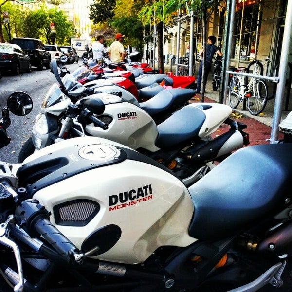 Foto scattata a Ducati Triumph New York da Christophe J. il 10/20/2012