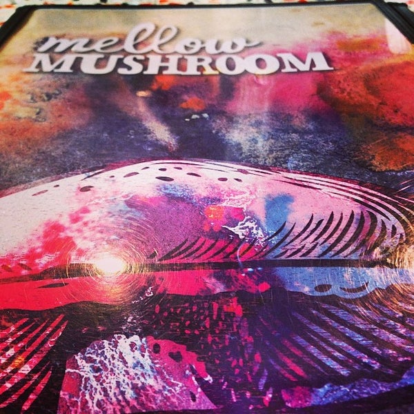 รูปภาพถ่ายที่ Mellow Mushroom โดย Winosseur เมื่อ 4/12/2014