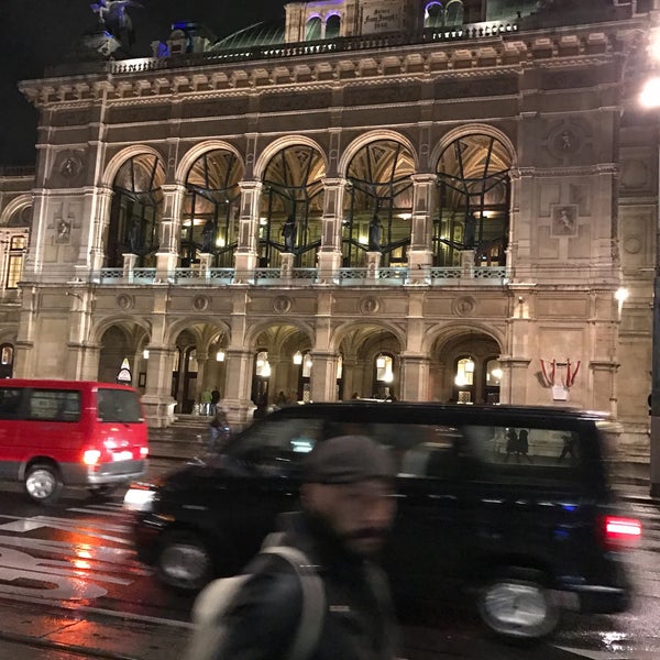 Foto tirada no(a) Café Oper Wien por Erhan em 11/6/2016