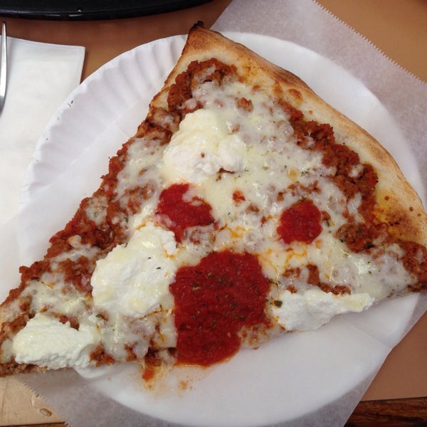 Foto diambil di Fresh Meadows Pizzeria and Restaurant oleh Lori R. pada 2/2/2014