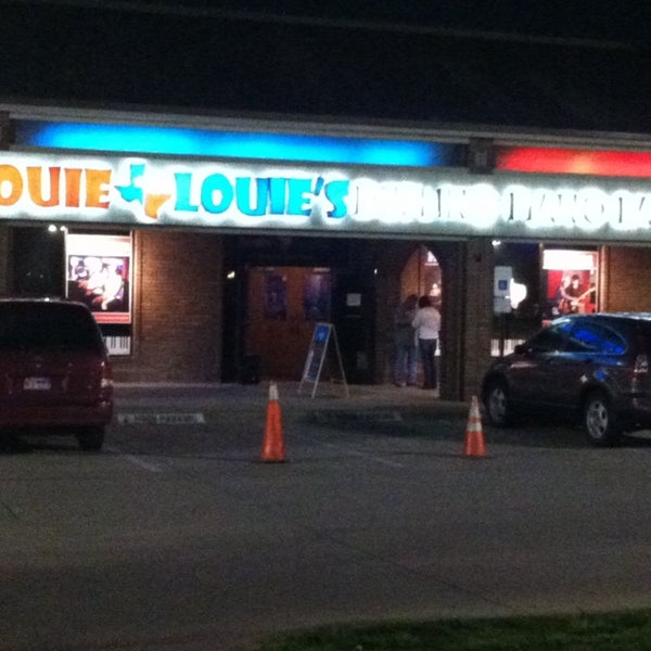 Das Foto wurde bei Louie Louie&#39;s Dueling Piano Bar von CHuck B. am 4/20/2014 aufgenommen