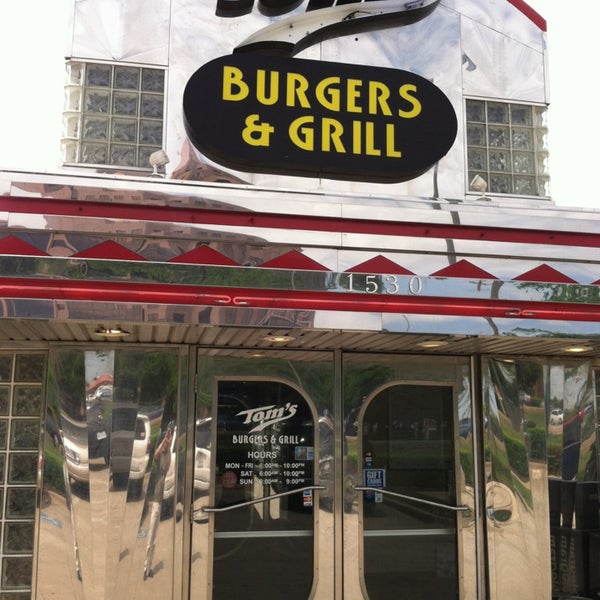 Снимок сделан в Toms Burgers &amp; Grill пользователем CHuck B. 4/25/2013