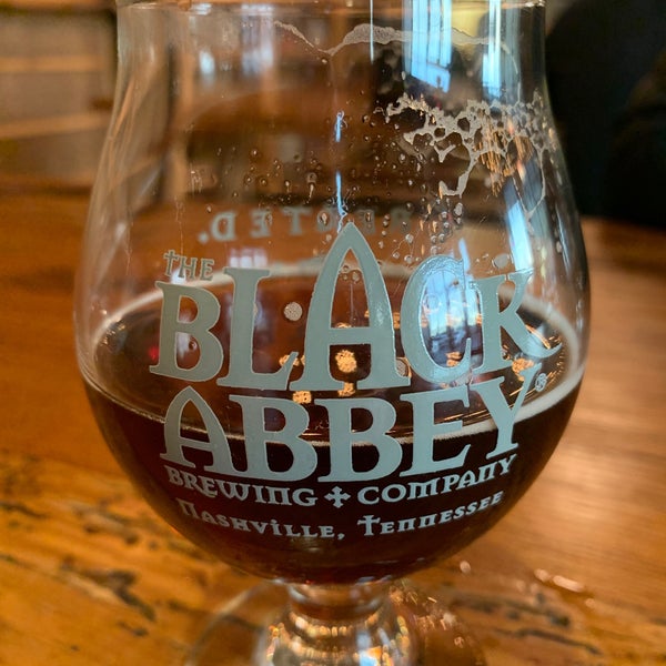 Foto tirada no(a) Black Abbey Brewing Company por Tim W. em 11/4/2021