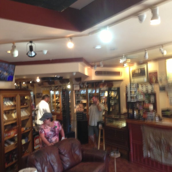 Das Foto wurde bei Key West Cigar Club &amp; Smoke Shop von Timothy B. am 4/10/2013 aufgenommen