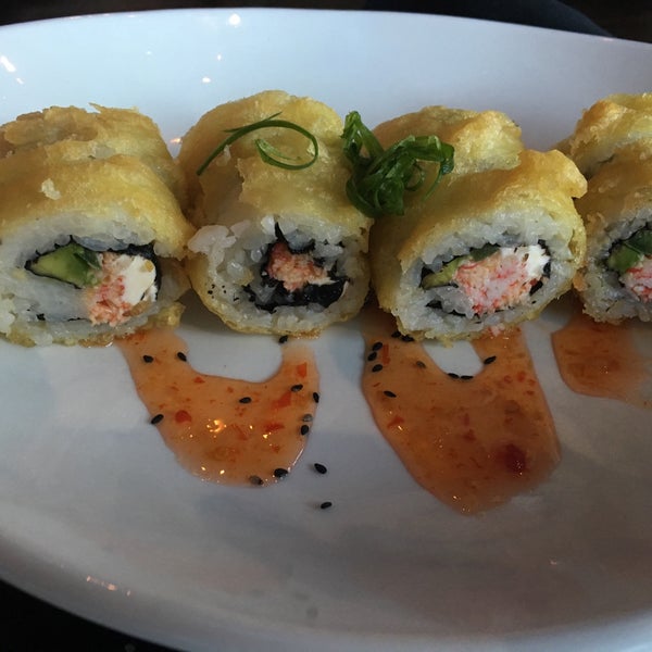 Foto scattata a Blue Sushi Sake Grill da JAck L. il 6/16/2016